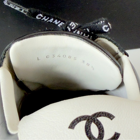 Chanel Women’s Leather Sneakers size Italy 38.5 (US8). - Picture 6 of 8
